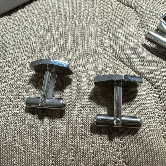 Elegant Silver Cufflinks and Tie Clip Set - Picture 10 of 11